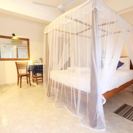 Dock Holiday Guest House Unawatuna Exterior photo