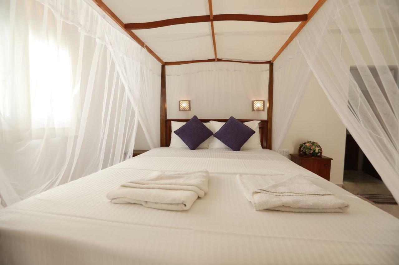 Dock Holiday Guest House Unawatuna Exterior photo