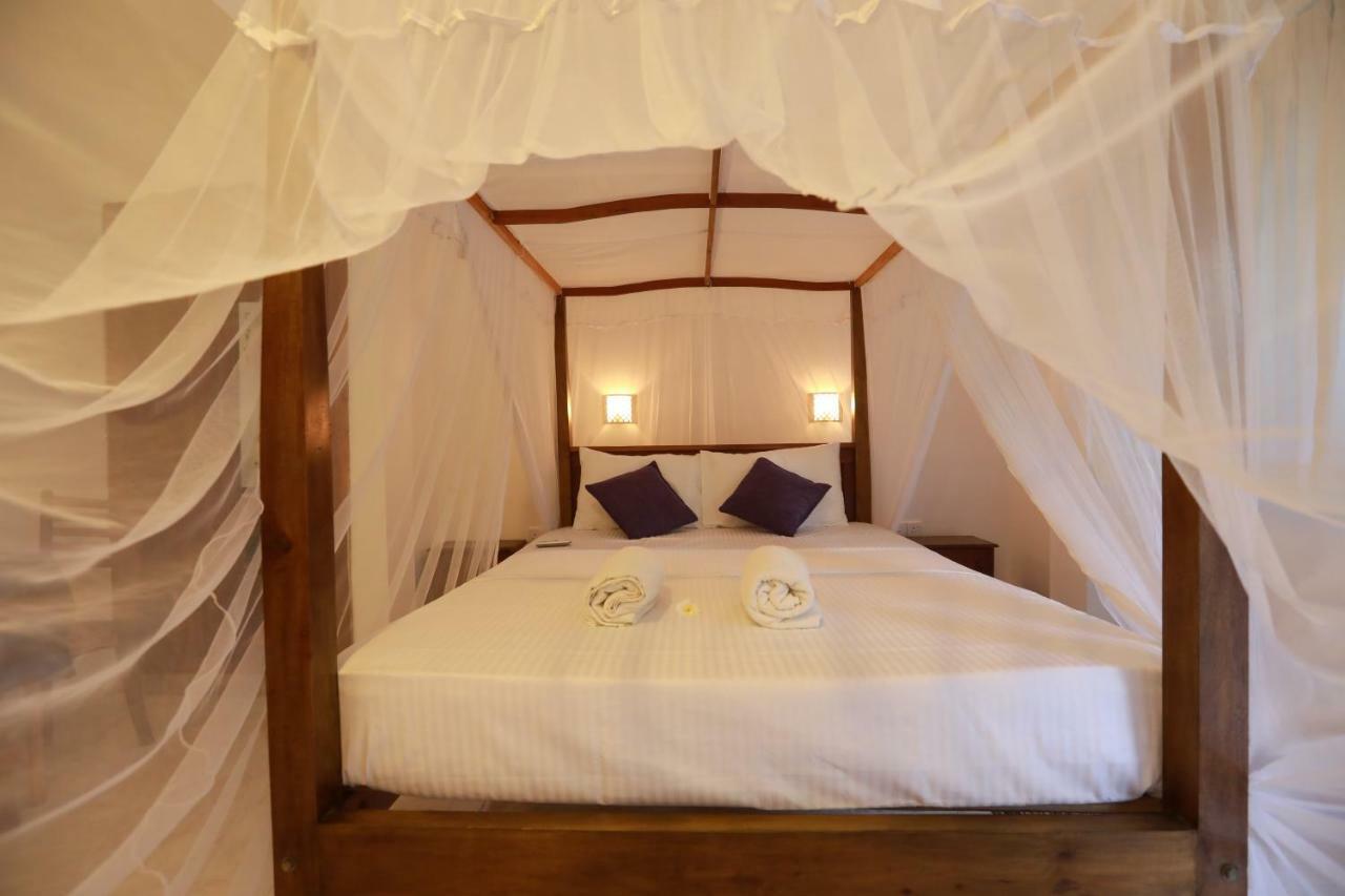 Dock Holiday Guest House Unawatuna Exterior photo