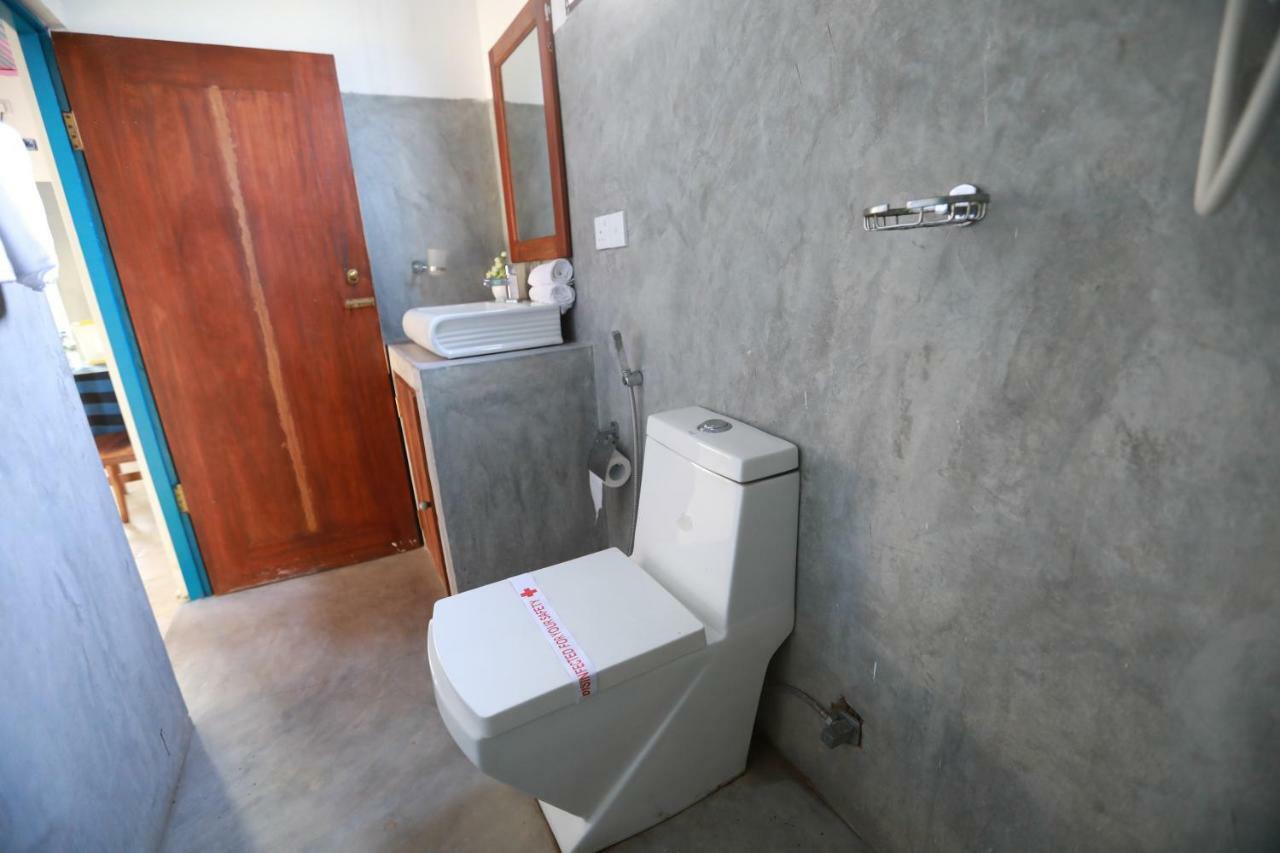 Dock Holiday Guest House Unawatuna Exterior photo