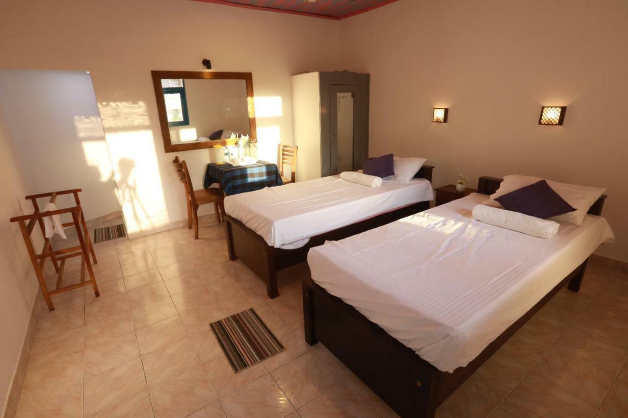 Dock Holiday Guest House Unawatuna Exterior photo
