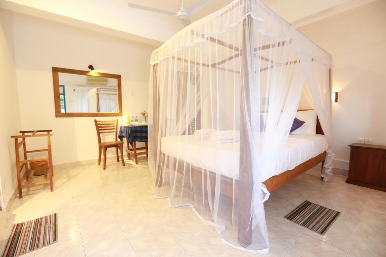 Dock Holiday Guest House Unawatuna Exterior photo